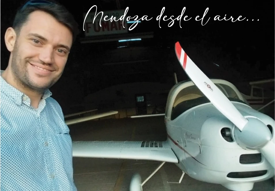Pessoa ao lado de um avião no aeroclube