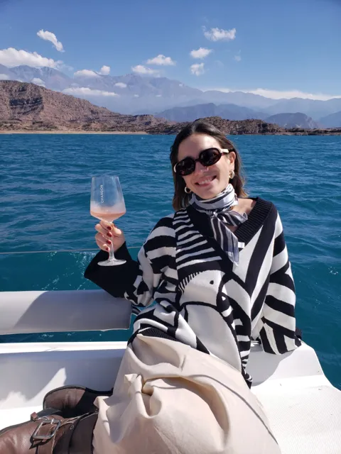Mesa com vinho e petiscos a bordo