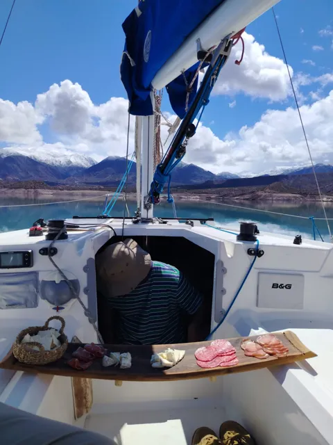 Petiscos a bordo com montanhas ao fundo